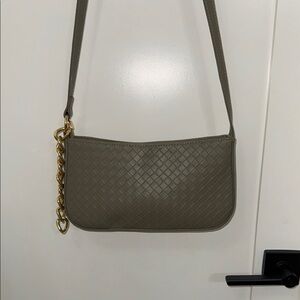 MW Woman's Contemporary Shoulder Bag with Gold Chain and Zipper closure